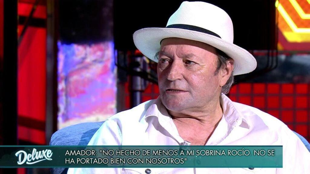Amador Mohedano sentado en 'Viernes Deluxe'.