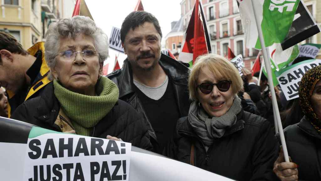 Pilar Bardem during a demonstration in favor of the Saharawi people, together with her son Carlos Bardem and the actress Rosa María Sardá.