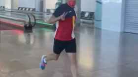 Fernando Alarza corriendo por el aeropuerto de Barajas