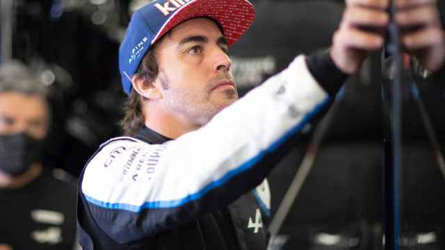 Fernando Alonso en el box de Alpine tras la carrera-sprint de Silverstone