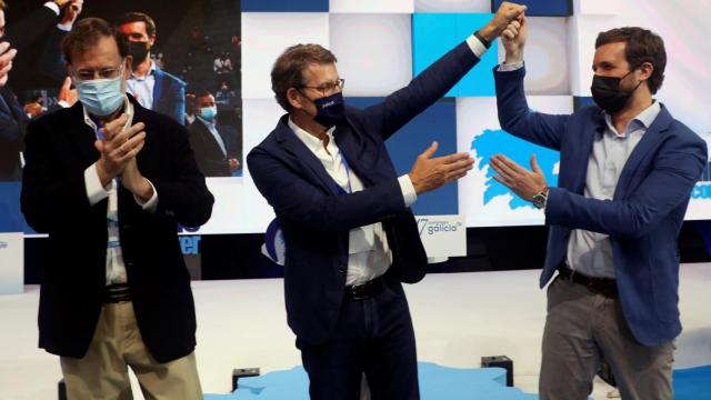 Alberto Núñez Feijóo, proclamado como líder del PP gallego, junto al presidente de su partido, Pablo Casado.