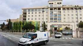 Varias ambulancias salen del Hospital Regional de Málaga.