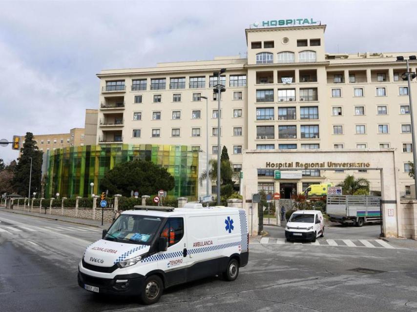 Una ambulancia sale del Hospital Regional de Málaga.