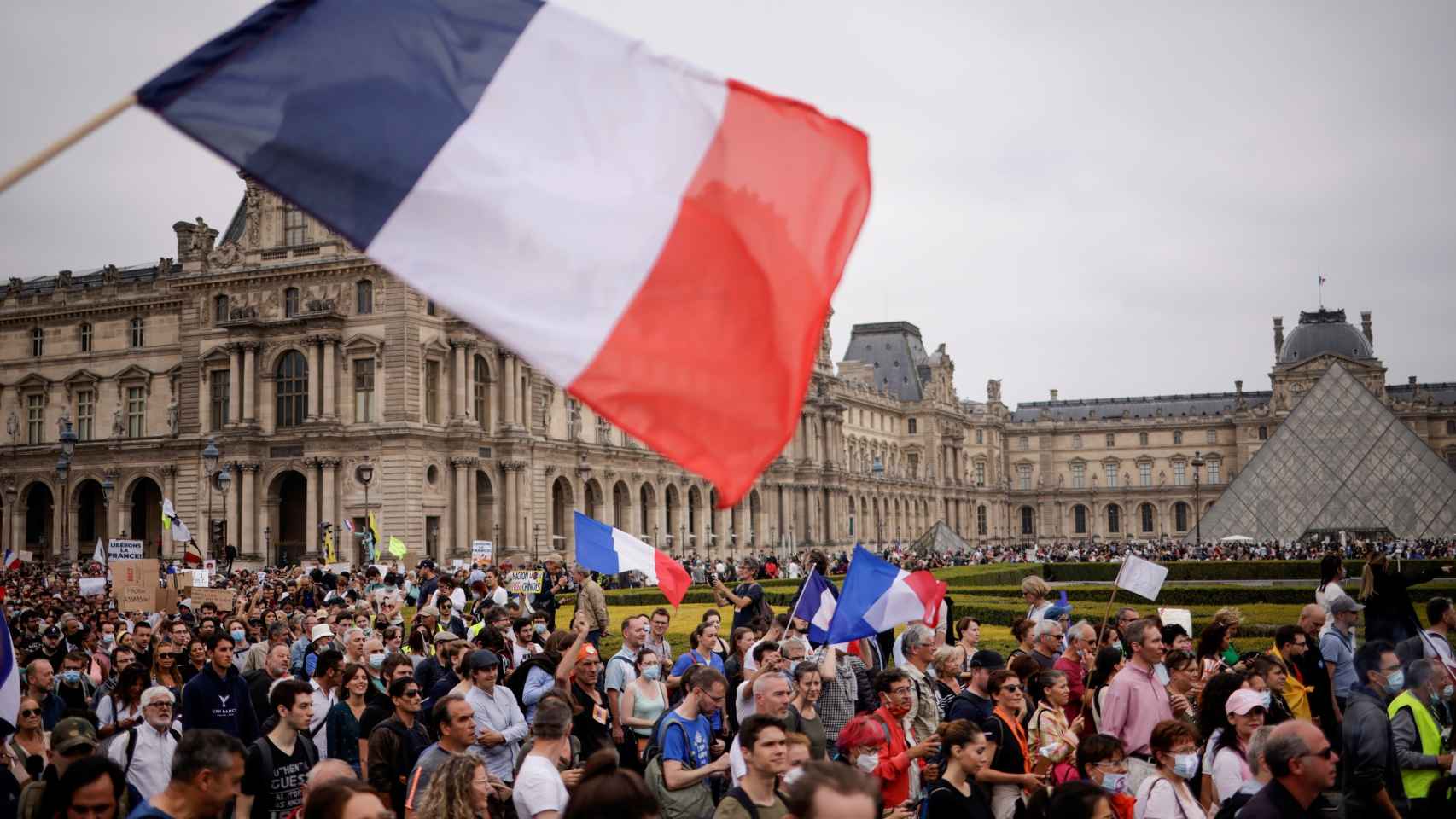 La quinta ola de la Covid enfrenta al Gobierno de Macron con el pueblo de  Francia
