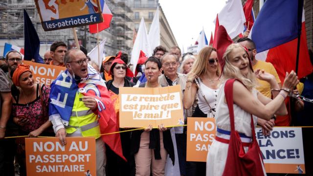 El remedio es peor que el mal, dice un cartel de una manifestante en las calles de París.