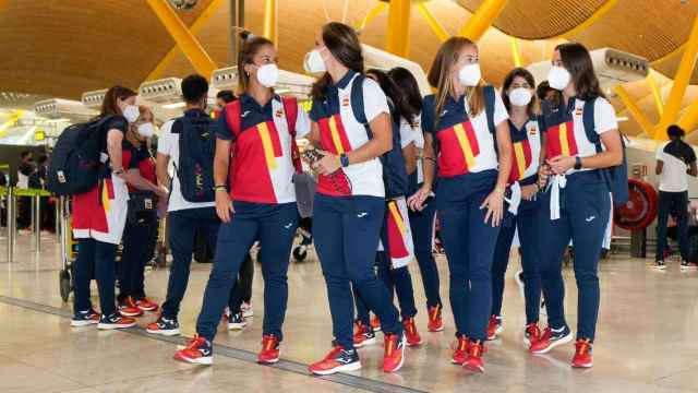 Los integrantes del equipo olímpico español este sábado en el aeropuerto de Barajas
