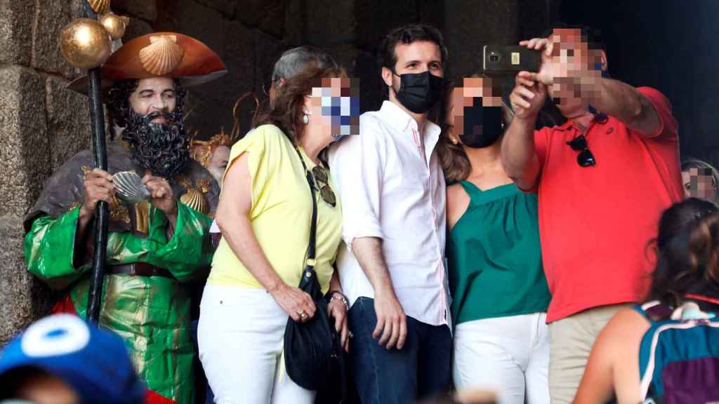 Pablo Casado taking selfies with some citizens in Santiago de Compostela.