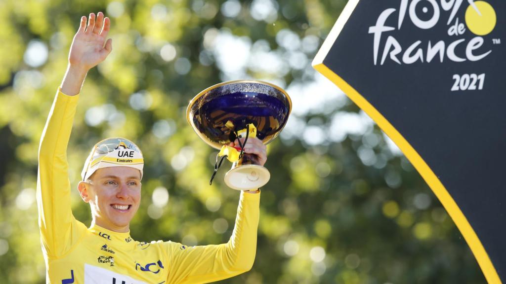 Pogacar con el título de campeón del Tour de Francia