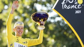 Pogacar con el título de campeón del Tour de Francia