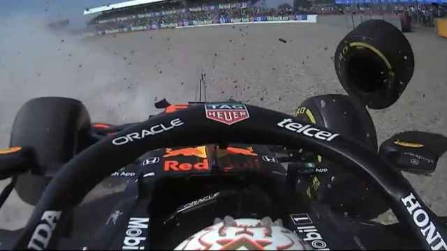 Verstappen sufre un brutal accidente en Silverstone tras un choque impresionante con Hamilton