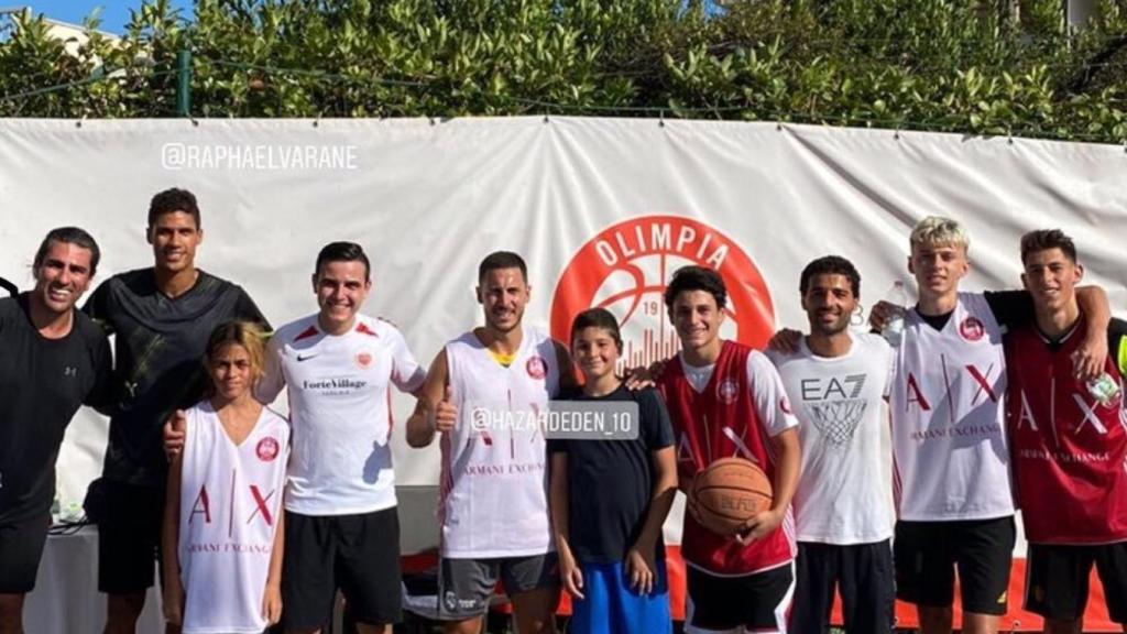 Eden Hazard y Raphael Varane, juntos en un campus de baloncesto del Olimpia Milan