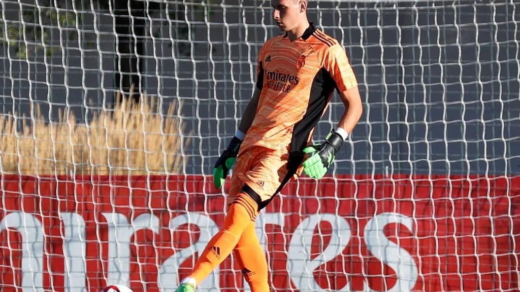 Lunin juega un balón desde su portería