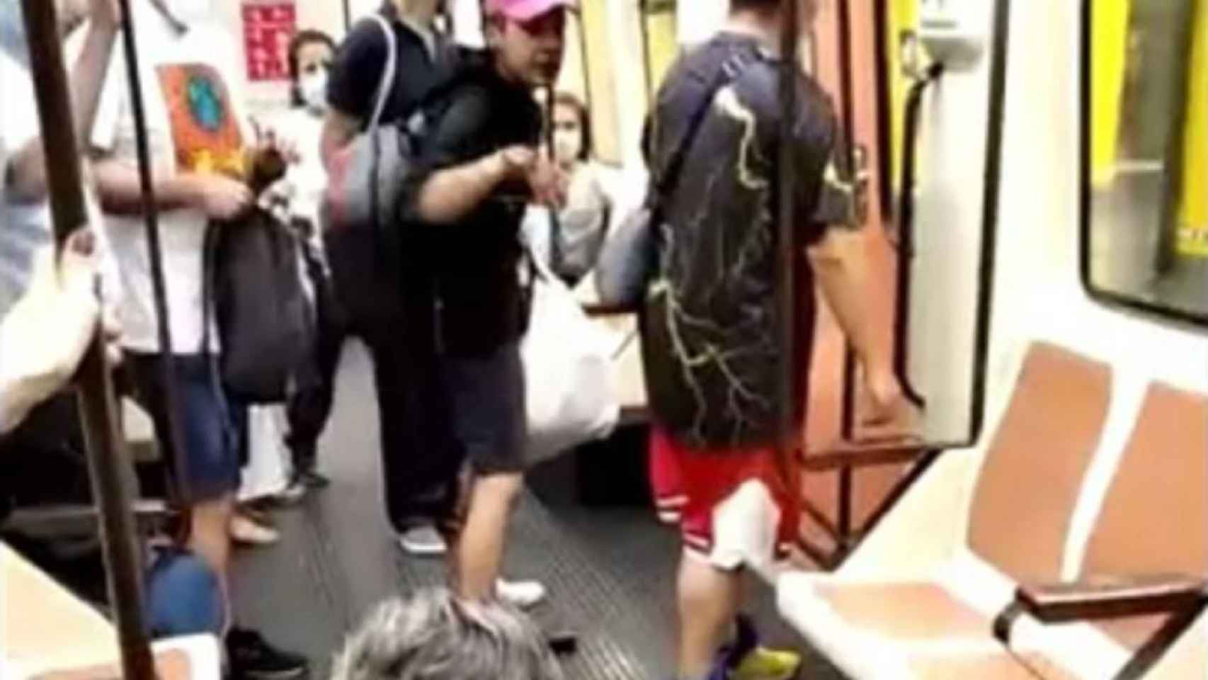 Captura del vídeo original del joven tras agredir a un sanitario en el Metro de Madrid.