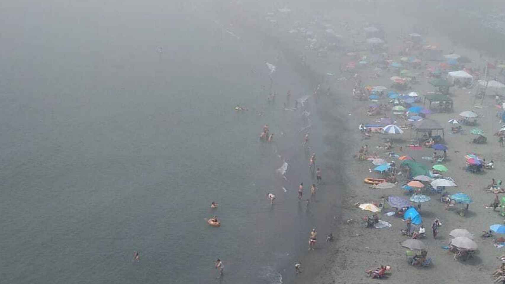 Una de las playas de Málaga afectada por el taró.