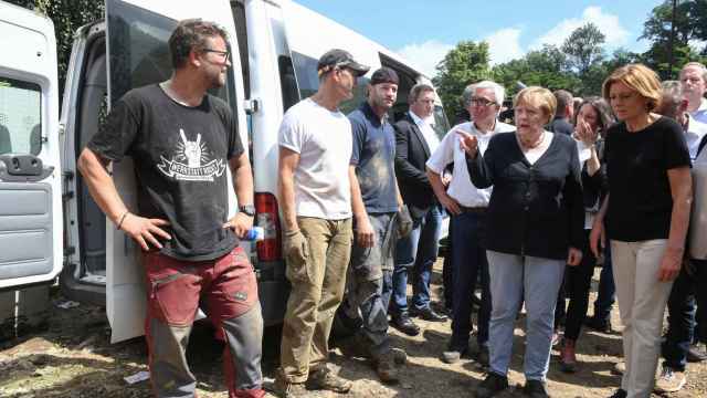 La canciller Angela Merkel visita una de las zonas afectadas por las inundaciones.