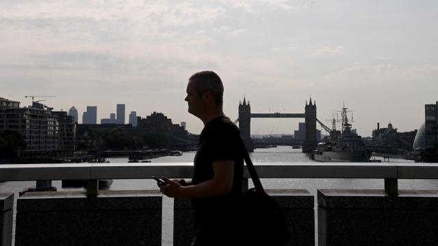 Un ciudadano camino enfrente del Puente de Londres, en Inglaterra, sin mascarilla.