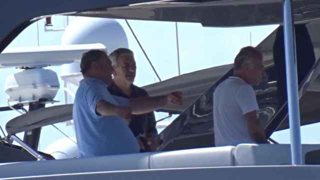 Carlos Sobera a bordo de un yate en aguas de Ibiza.