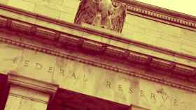 Una escultura de un águila a la entrada de unas oficinas de la Fed.