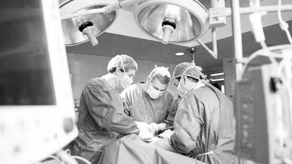 Varios médicos en una intervención quirúrgica.