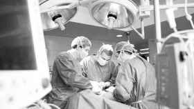 Varios médicos en una intervención quirúrgica.