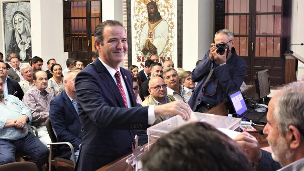 Pablo Atencia, presidente de la Agrupación de Cofradías, votando en las elecciones de 2018.
