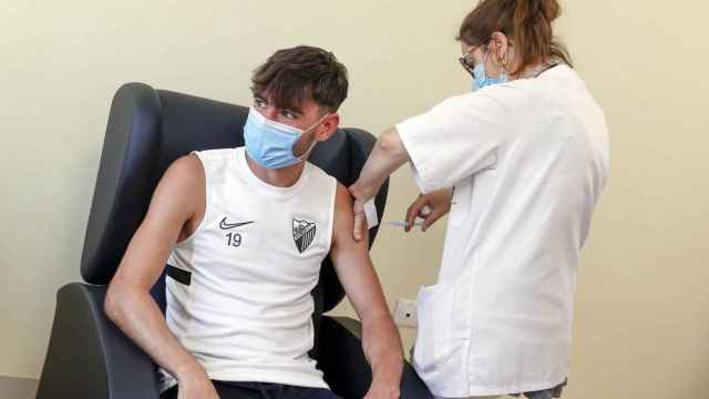 El Málaga CF se vacuna de la COVID-19 en una jornada intensa