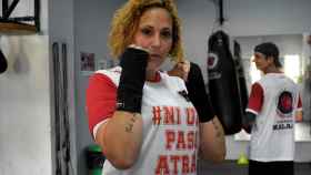 Adela Bravo, miembro del club de boxeo, posa en el gimnasio.
