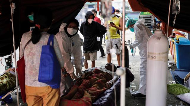 Personal sanitario atiende a un enfermo de Covid en una tienda de campaña en Bekasi, a las afueras de Yakarta.