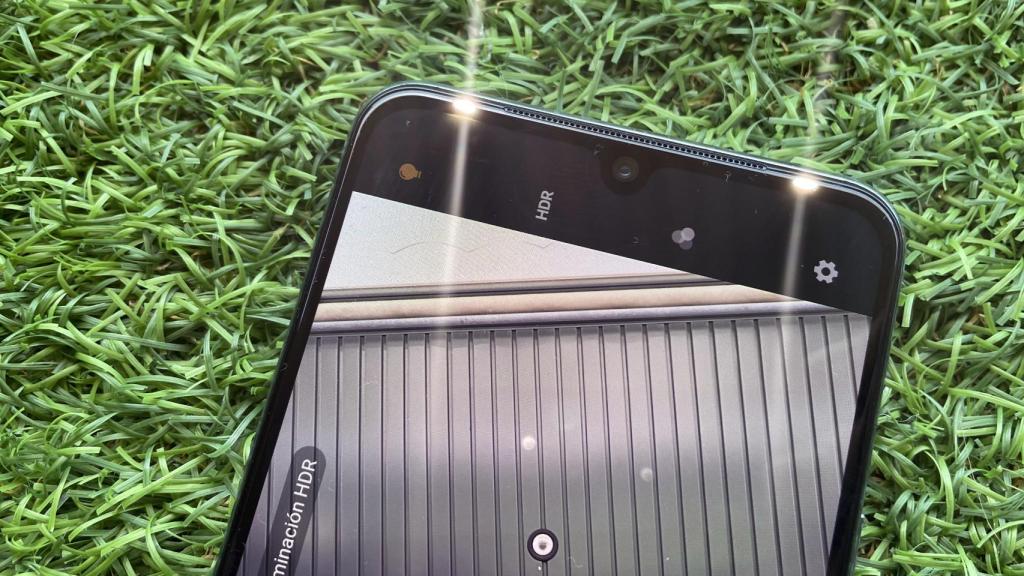 El vivo V21 5G tiene dos flashes para tomar mejores selfis.