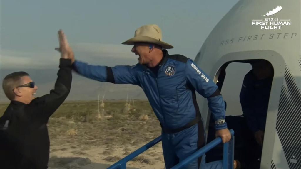 Jeff Bezos saliendo de la cápsula New Shepard