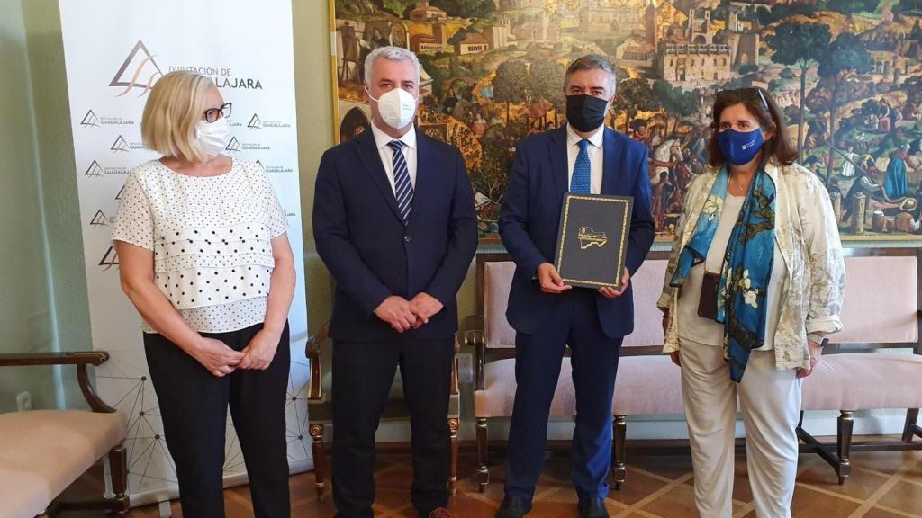 La Diputación renueva el convenio con la Universidad de Alcalá para el mantenimiento de la Cátedra Manu Leguineche durante 2021
