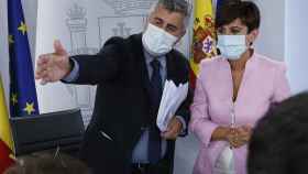 Miguel Ángel Oliver con Isabel Rodríguez, portavoz del Gobierno, en la sala de prensa de Moncloa.