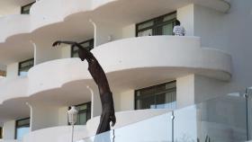 Un joven en un balcón del hotel Palma Bellver, donde estaban confinados 249 jóvenes.