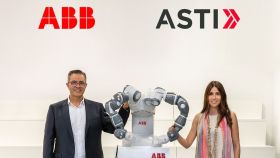 Sami Atiya, presidente de la unidad de Robotics & Discrete Automation de ABB, y Veronica Pascual Boé, CEO de ASTI