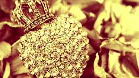 Una joya de diamantes en forma de corazón coronado.