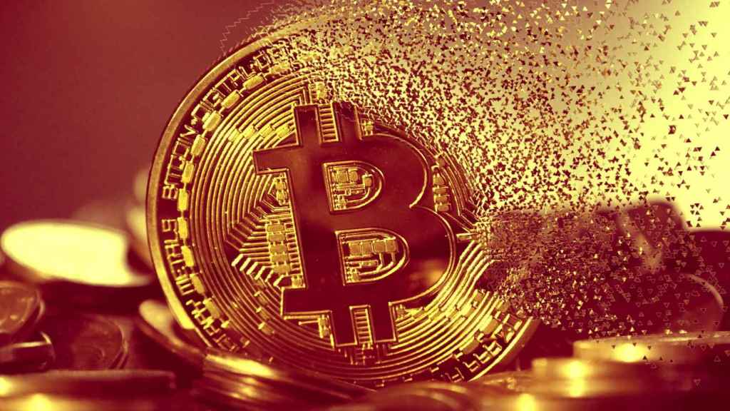 Montaje en el que una moneda física de bitcoin se desvanece.