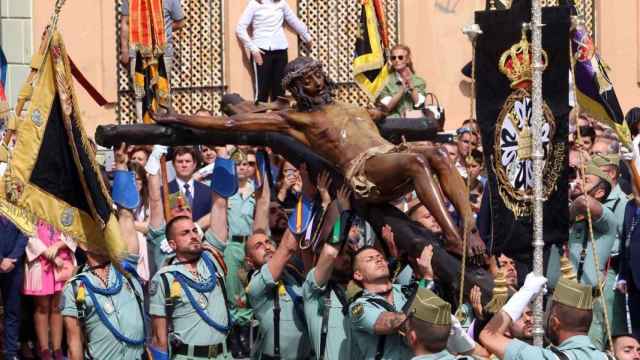Legionarios desfilan con el Cristo de la Buena Muerte en Málaga.