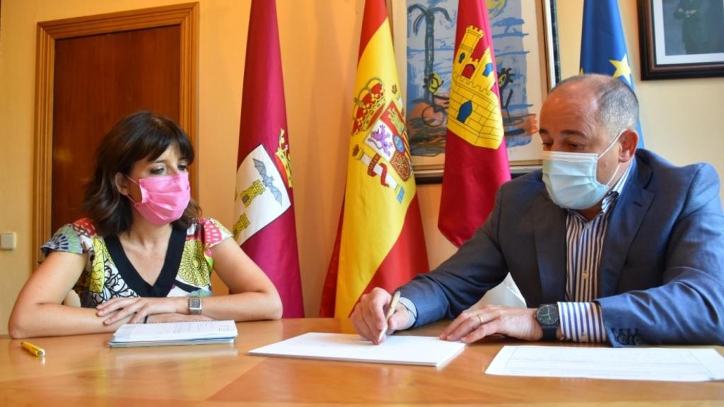 Loli Ríos, presidenta de la Asociación de la Prensa, y Emilio Sáez, alcalde de Albacete.