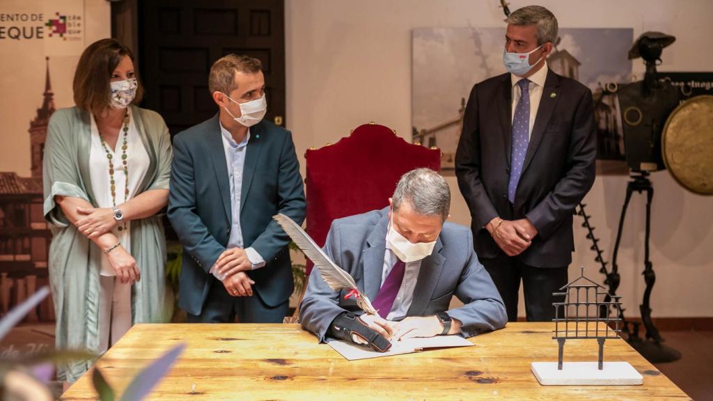Emiliano García-Page, presidente de Castilla-La Mancha en la inauguración de la Plaza de Tembleque (Toledo)