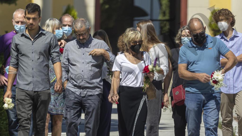 Ana Torroja junto a su familia y su marido tras darle el último adiós a su padre.