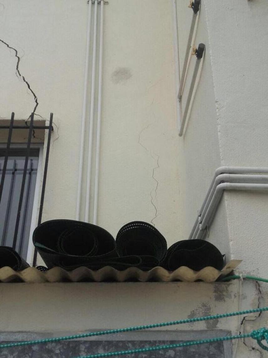 Grietas en la fachada de uno de los edificios de Carranque.