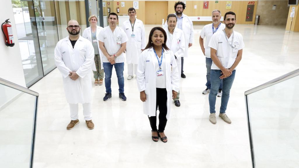 La doctora Alba Ruiz (en el centro) y su equipo del Hospital La Fe de Valencia.