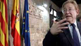 Ximo Puig con las banderas valenciana, española y europea.