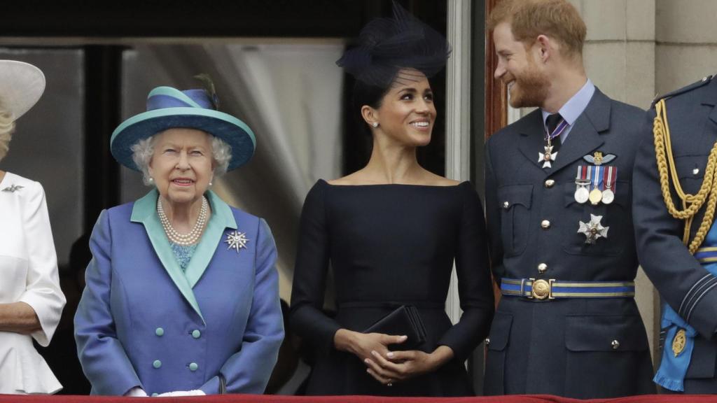 Los duques de Sussex y la reina Isable, en 2018.