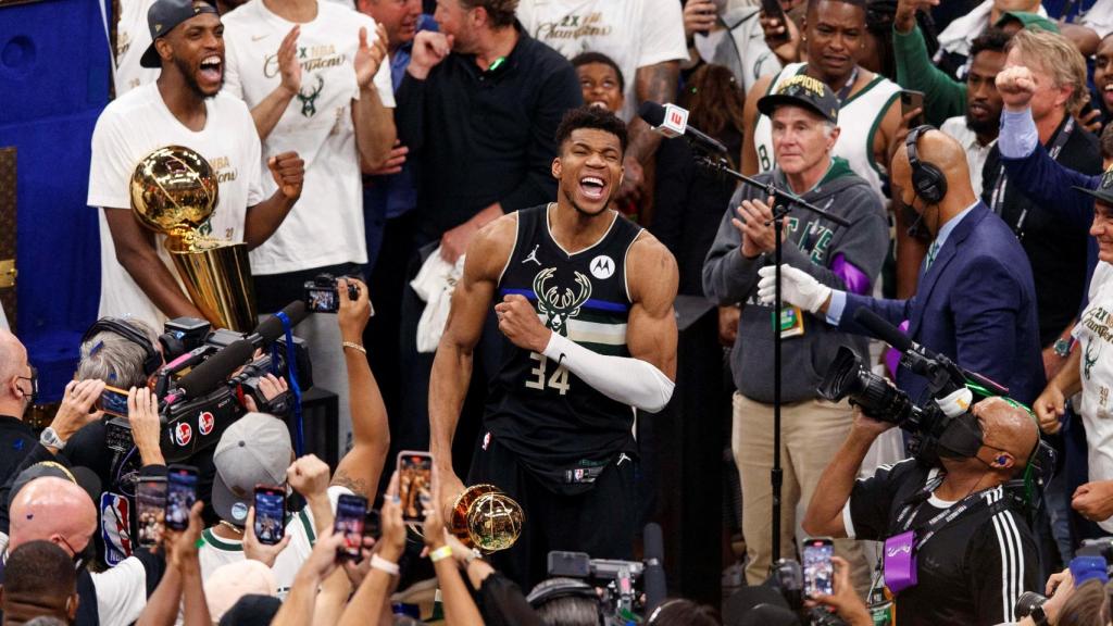 Giannis Antetokounmpo celebra el título de la NBA