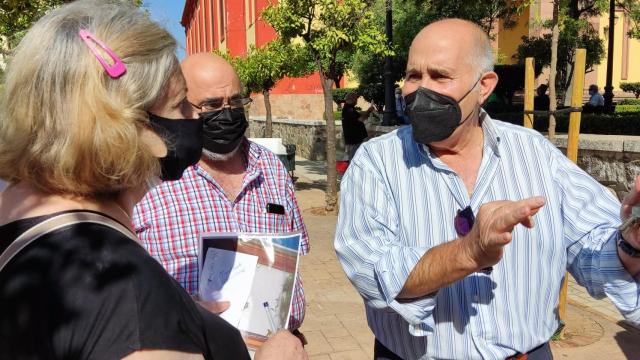 Momento en que el presidente de la Asociación de Vecinos de Carranque, Miguel Rueda, dialoga con algunos habitantes de la zona.