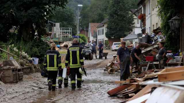Los bomberos en una zona afectada por las inundaciones en Alemania.