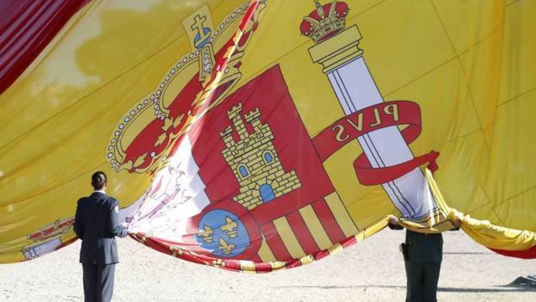 Acto de homenaje a la bandera española.
