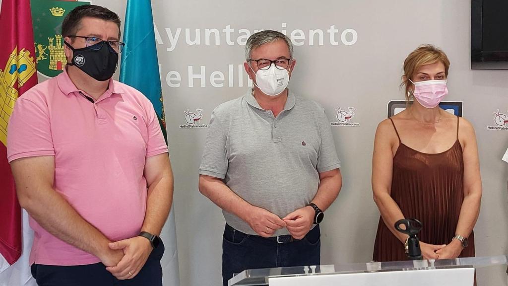 Los secretarios generales de UGT y CCOO en Albacete, Francisco Javier González y Carmen Juste, con el alcalde de Hellín, Ramón García