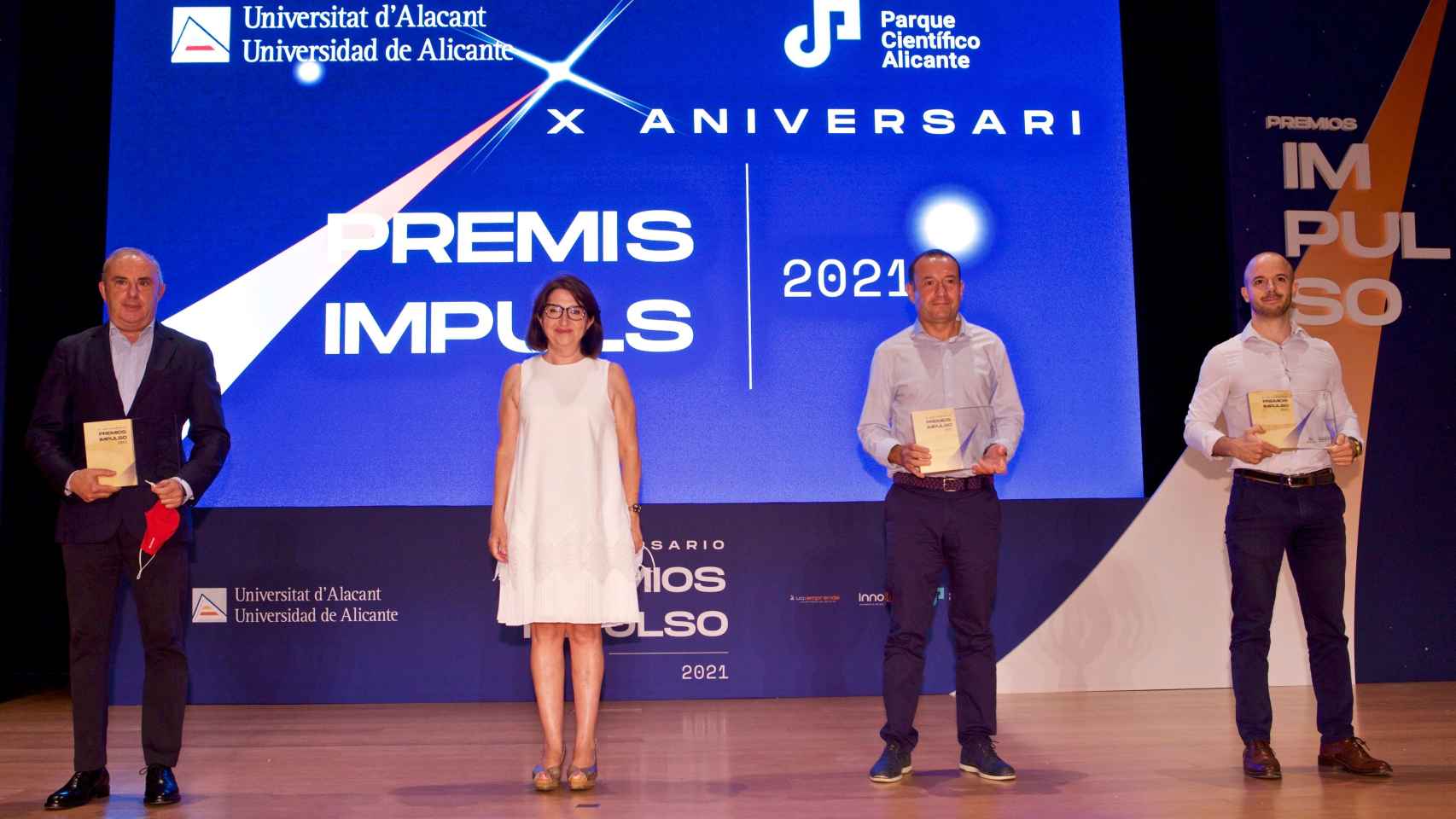 La rectora Amparo Navarro con los premiados en la gala Impulso de la UA.